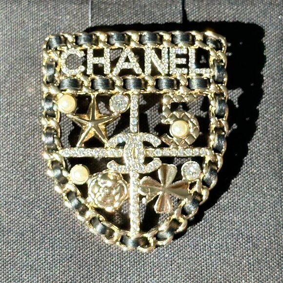CHANEL 2023V GOLDEN CC LOGO BLACK LEATHER CHAIN SHIELD BROOCH PIN CHARM - Picture 4 of 16
